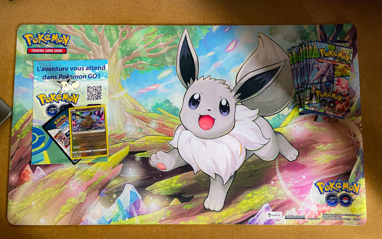 Pokémon Playmat / Tapis de jeu Pokémon GO - Evoli Radieux